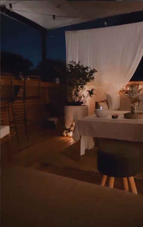 Living exterior de noche