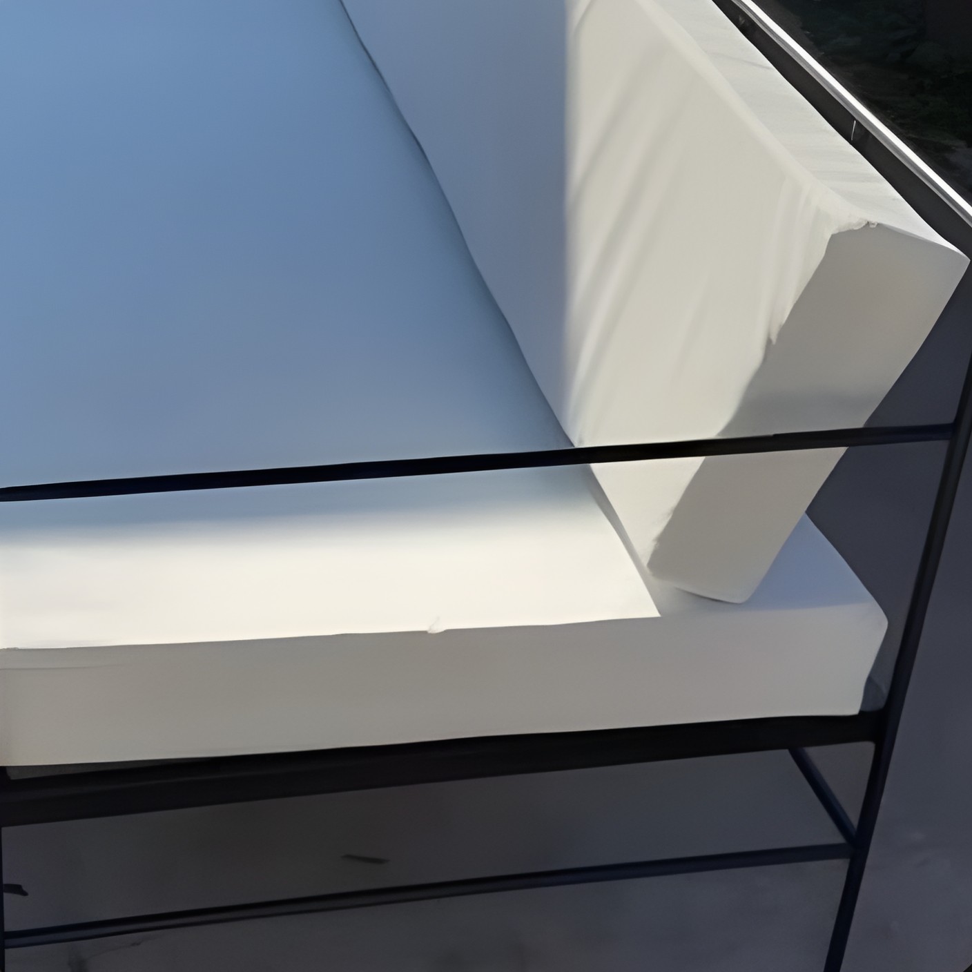 Respaldo en placa de goma espuma en un sillón con estructura de hierro